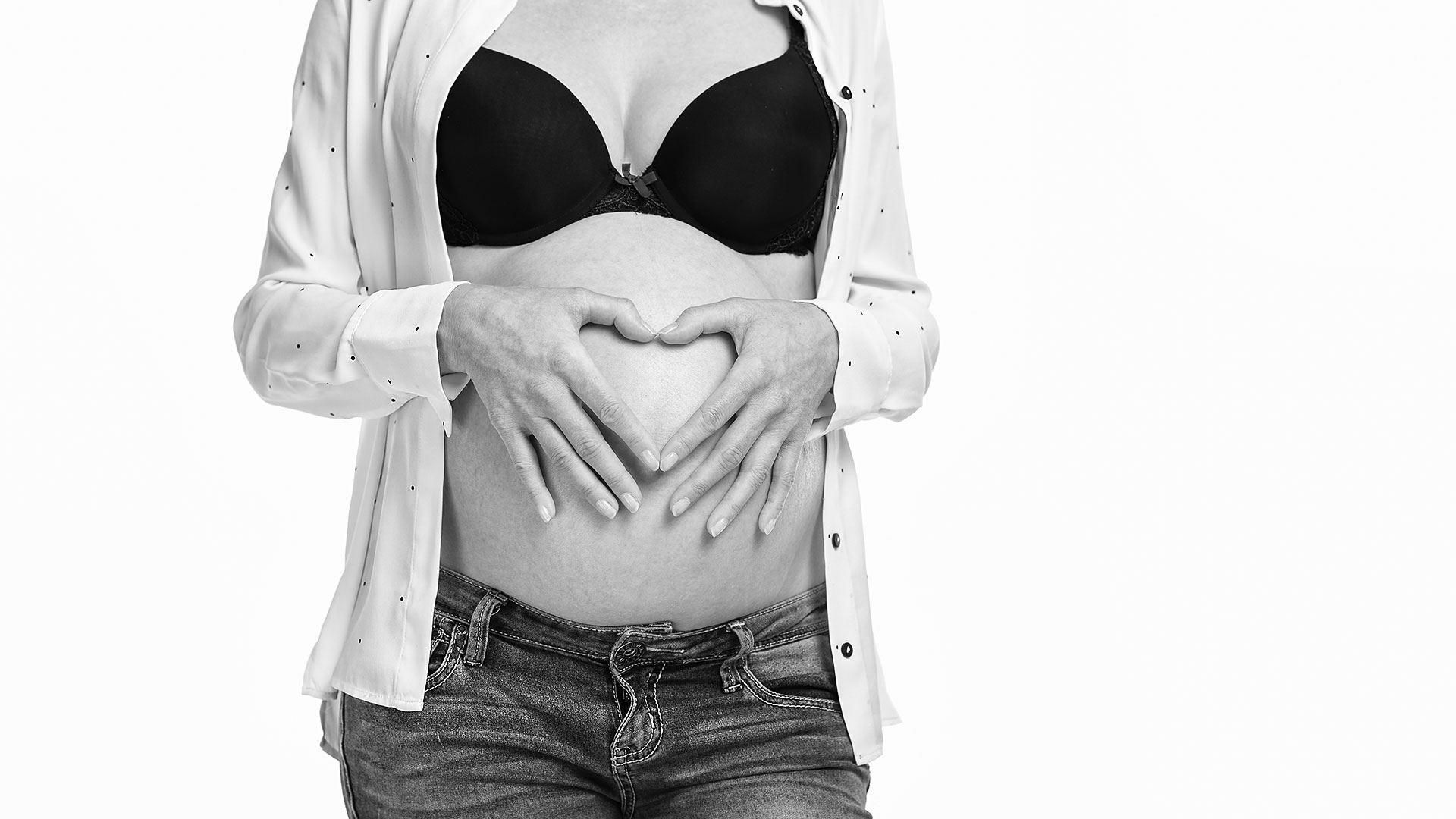 schwangerschaftsfotos-in-schwarzweiss-im-fotostudio